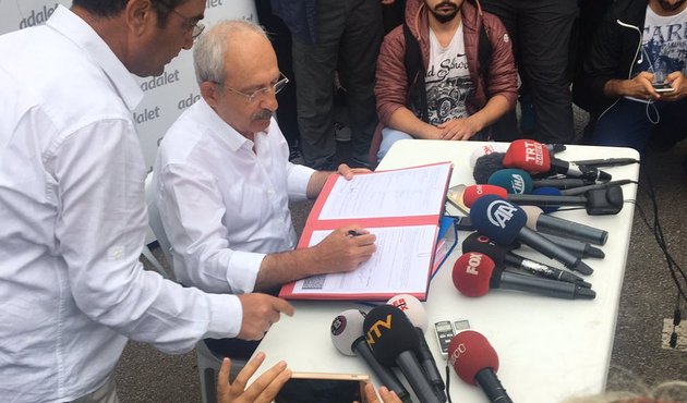 CHP referandum için AİHM'e gidiyor! Kılıçdaroğlu imzayı canlı yayında attı...