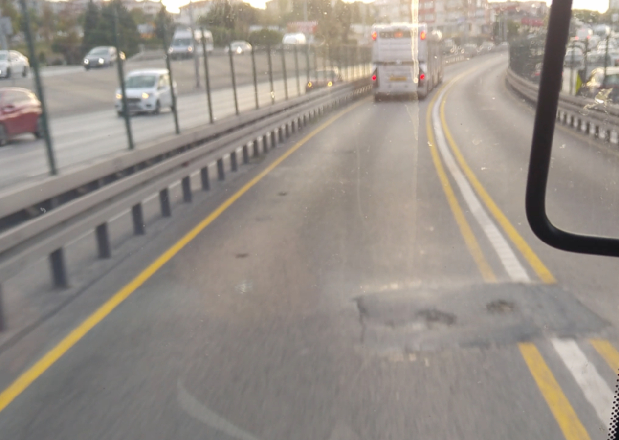 Bozuk metrobüs yolları İstanbulluyu bezdirdi!