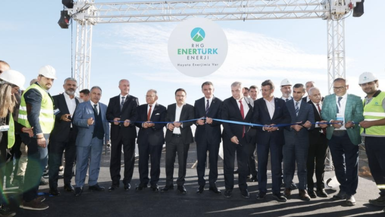 Doğu Anadolu'nun güneş takip sistemli en büyük güneş enerji santrali açıldı