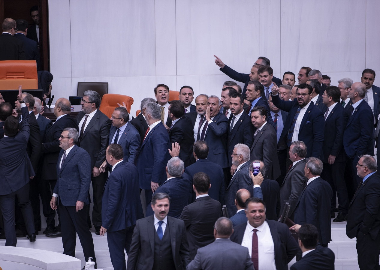 TBMM'de hareketli anlar! CHP ve HDP'li vekiller, sosyal medya yasasını protesto etti!