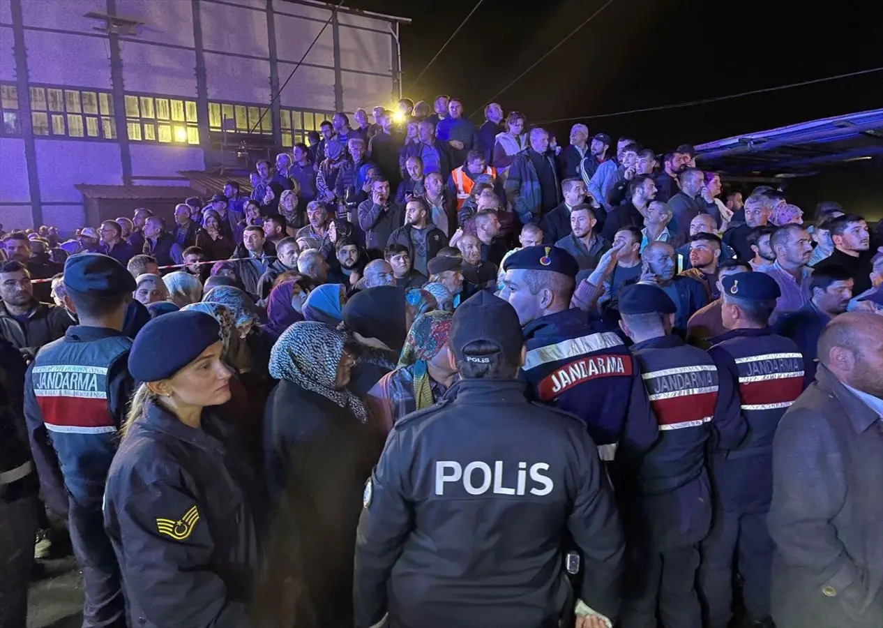 Bartın Amasra'da ailelerin endişeli bekleyişi sürüyor! İşte patlama bölgesinden o anlar...