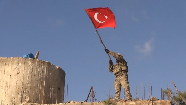 Mehmetçik Burseya Dağı'na Türk Bayrağını böyle astı!