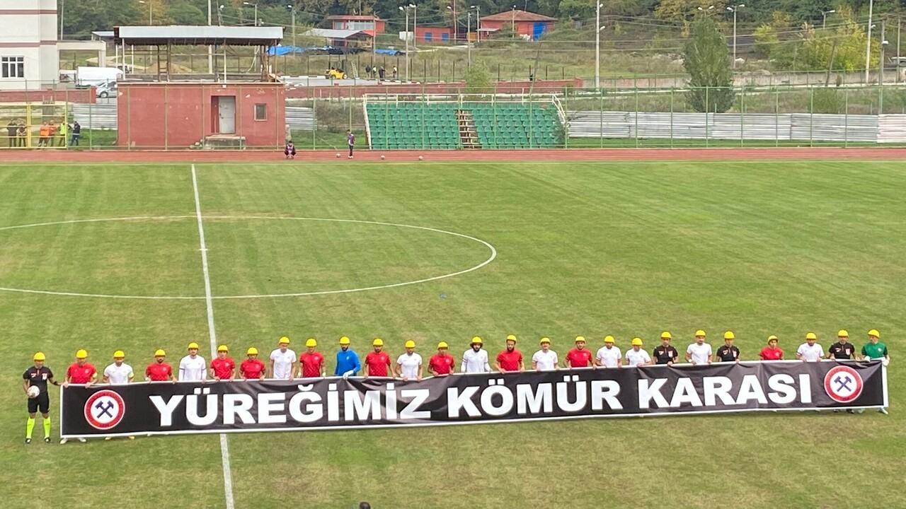 Yüreğimiz kömür karası! Grizu faciası sahalarda unutulmadı, futbolcular ve hakemler madenci baretiyle maça çıktılar...