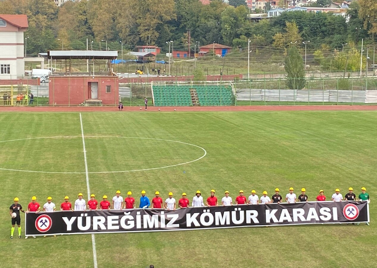 Yüreğimiz kömür karası! Grizu faciası sahalarda unutulmadı, futbolcular ve hakemler madenci baretiyle maça çıktılar...