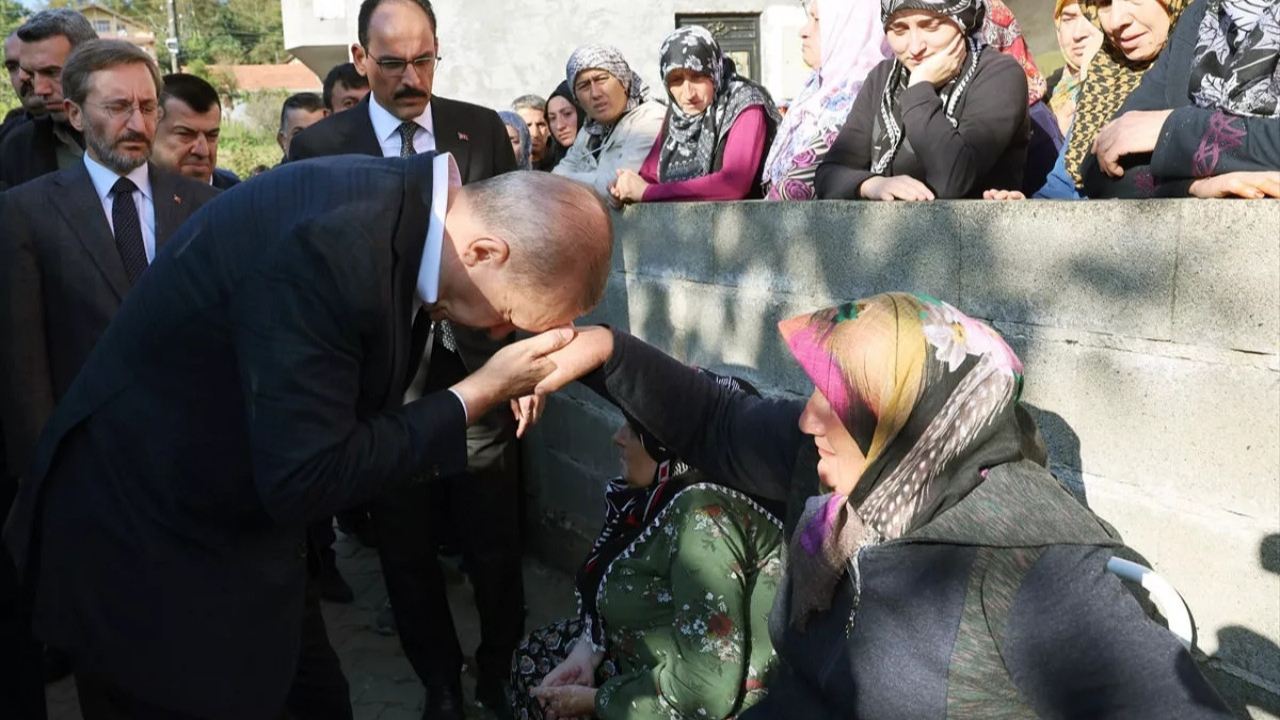 Cumhurbaşkanı Erdoğan maden şehidi Selçuk Ayvaz'ın ailesine taziye ziyaretinde bulundu