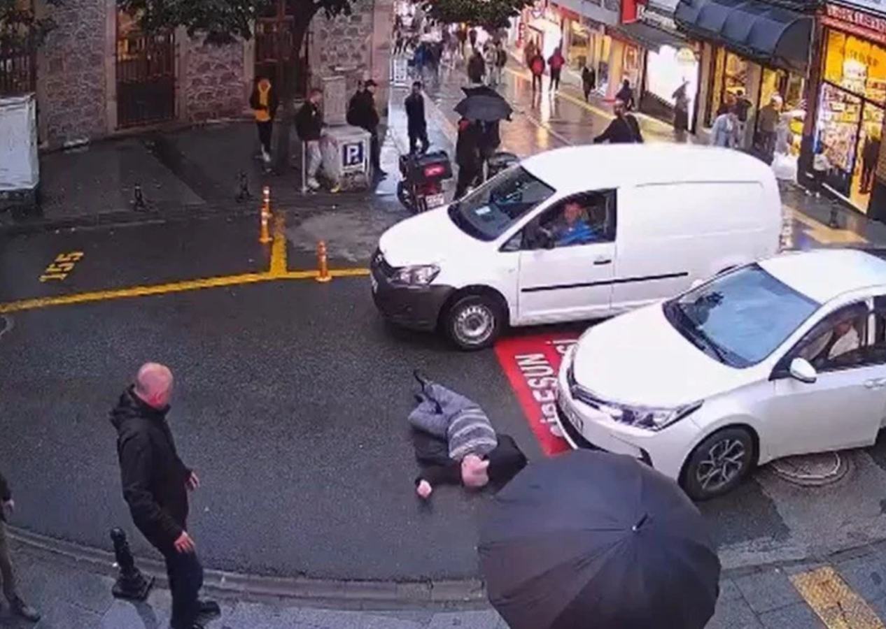 Kendini arabaya çarptı, gelen ambulanstan da inerek uzaklaştı