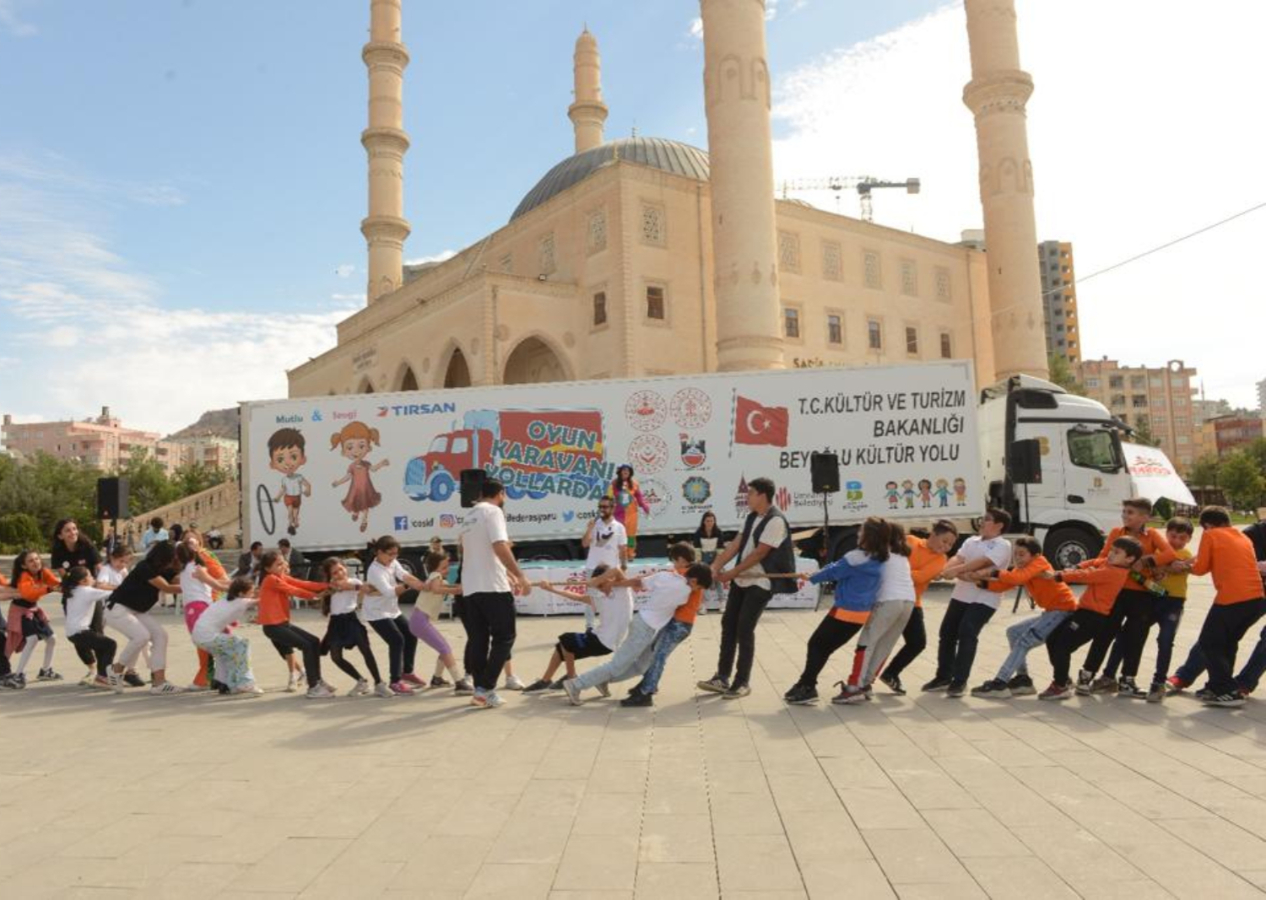 Mardinli çocuklar cami avlusunda doyasıya eğlendi