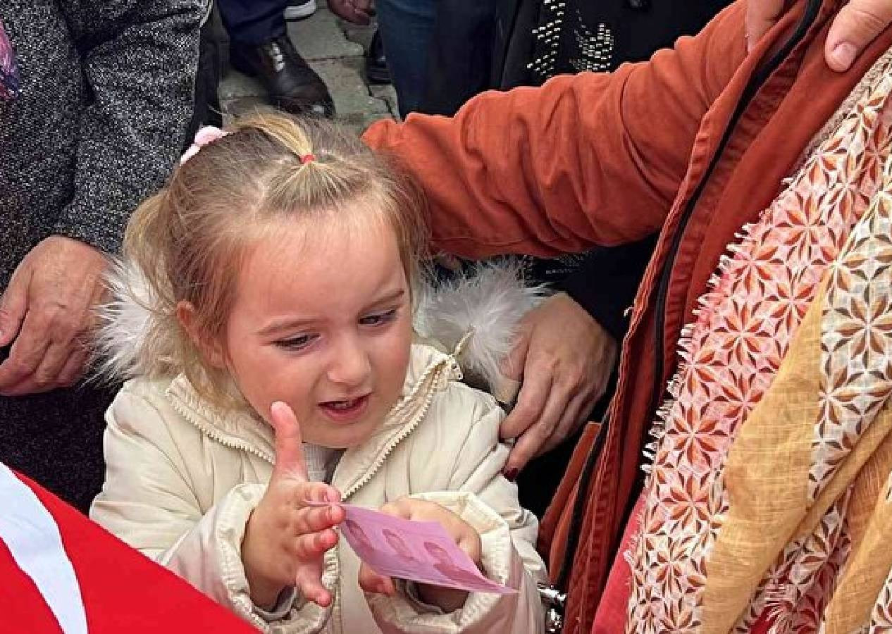 Babasının fotoğrafını annesine göstererek yürekleri dağladı