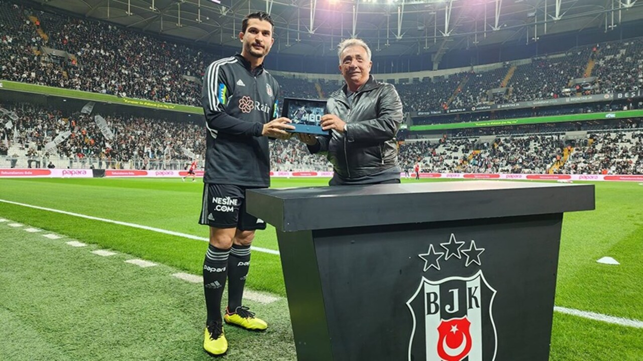 Necip Uysal derbi öncesi onurlandırıldı! 400. maçı plaketi verildi...
