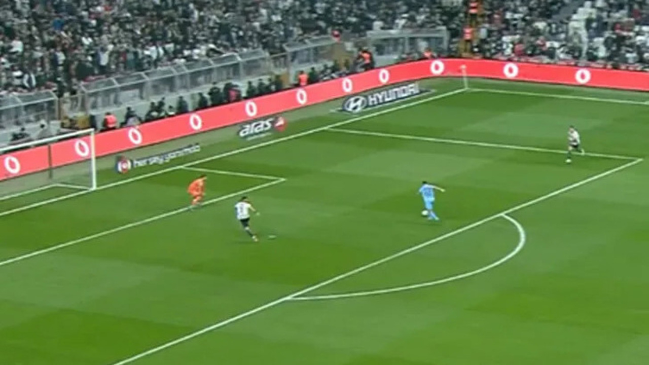 Beşiktaş - Trabzonspor maçında ilginç gol! Rakibine asist yaptı...