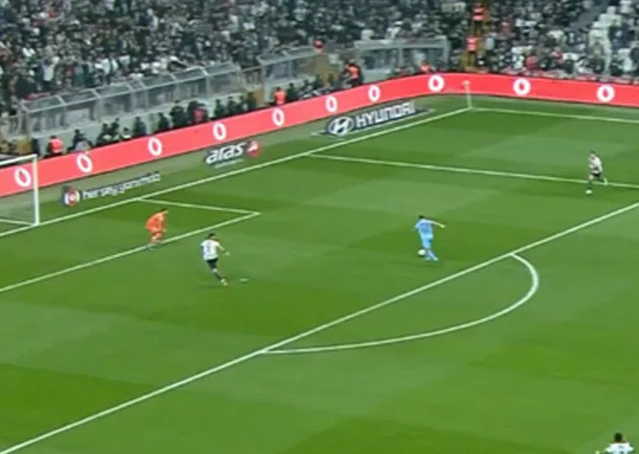 Beşiktaş - Trabzonspor maçında ilginç gol! Rakibine asist yaptı...