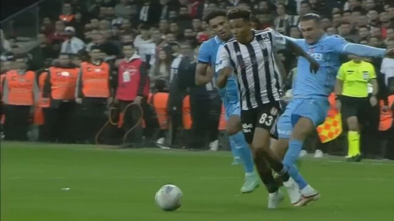 Beşiktaş - Trabzonspor derbisinde kırmızı kart! İşte Yusuf Yazıcı'nın o pozisyonu...