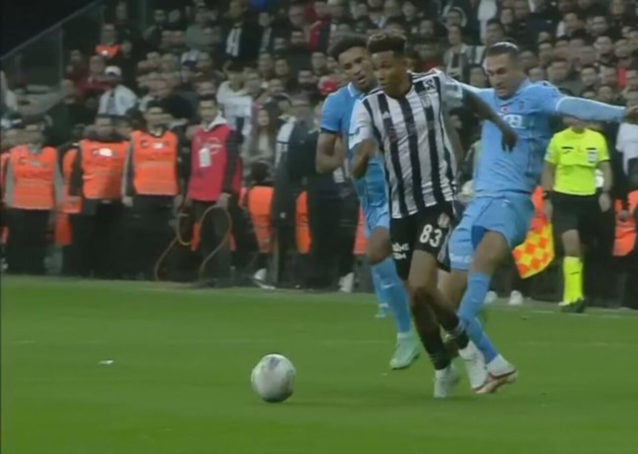 Beşiktaş - Trabzonspor derbisinde kırmızı kart! İşte Yusuf Yazıcı'nın o pozisyonu...