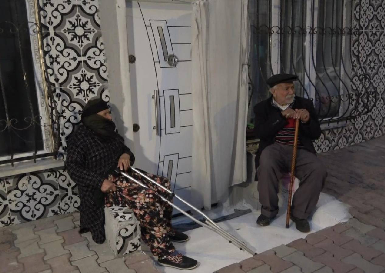 Ev sahibi kilidi değiştirince yaşlı çift evine giremedi