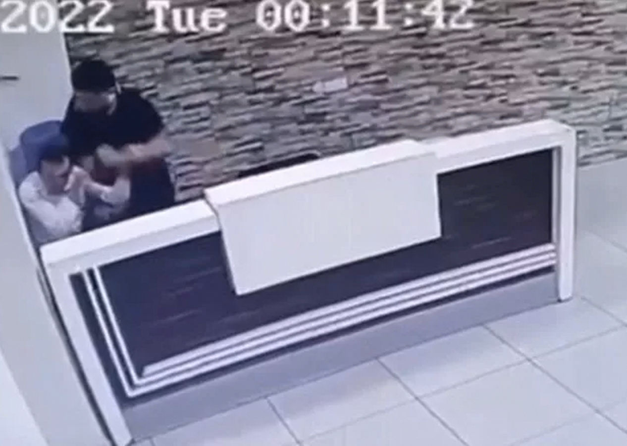Eşine mesaj atan güvenlik görevlisini feci şekilde dövdü! O anlar kameralara yakalandı