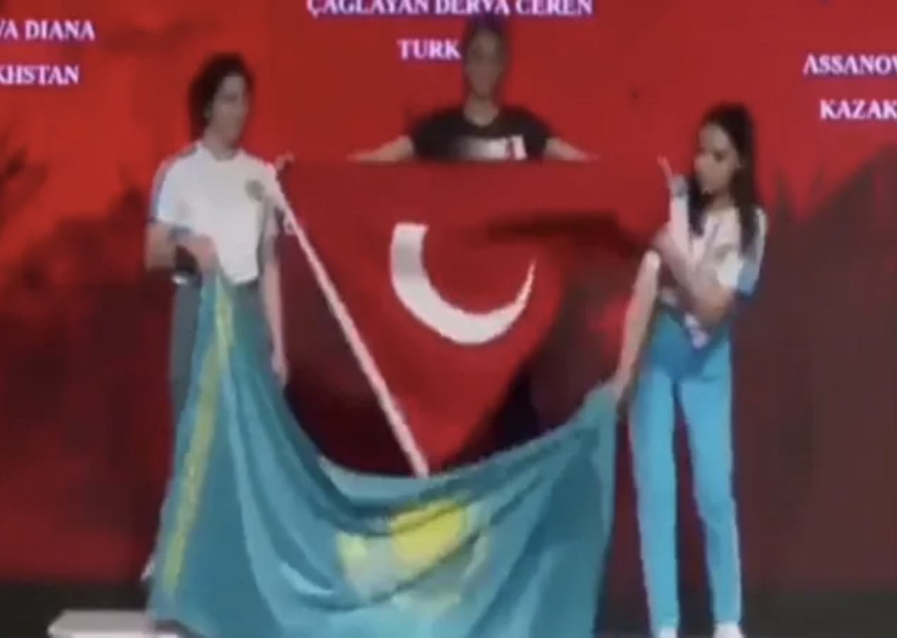 Dünya Bilek Güreşi Şampiyonası'nda bayrak krizi! Milli sporcumuzdan yanıt gecikmedi