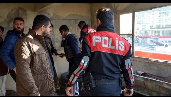 Polisten "Sıfır Bir" dizi setine baskın!