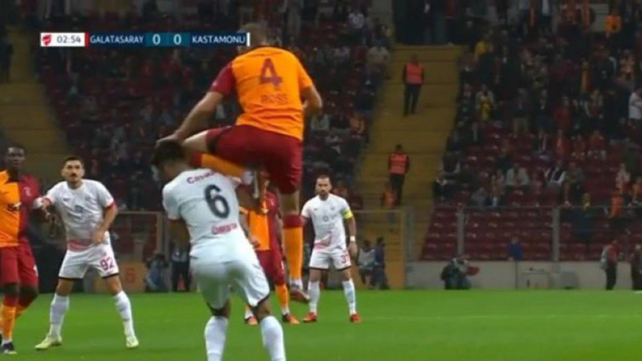 Galatasaray’lı futbolcunun hareketine kart çıkmaması tepki çekti