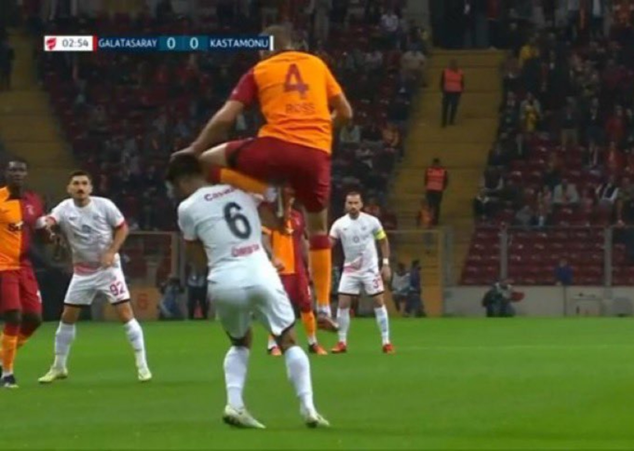 Galatasaray’lı futbolcunun hareketine kart çıkmaması tepki çekti