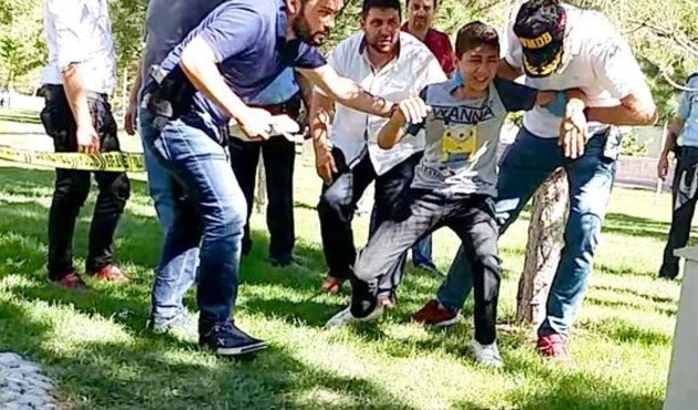 Babası gözlerinin önünde bıçaklanarak öldürüldü...