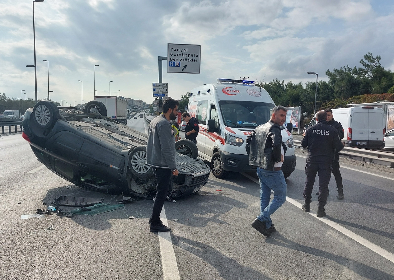 E-5'te feci kaza: Otomobil takla attı, yol tamamen trafiğe kapandı!
