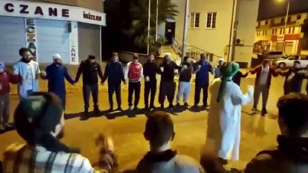 Nakşibendi tarikati üyeleri sokak ortasında zikir çekti