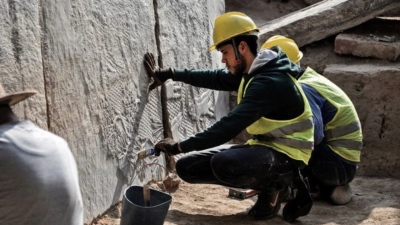 DEAŞ'lı teröristler yıkmıştı: Irak'ın kuzeyindeki kapının altından tarih çıktı