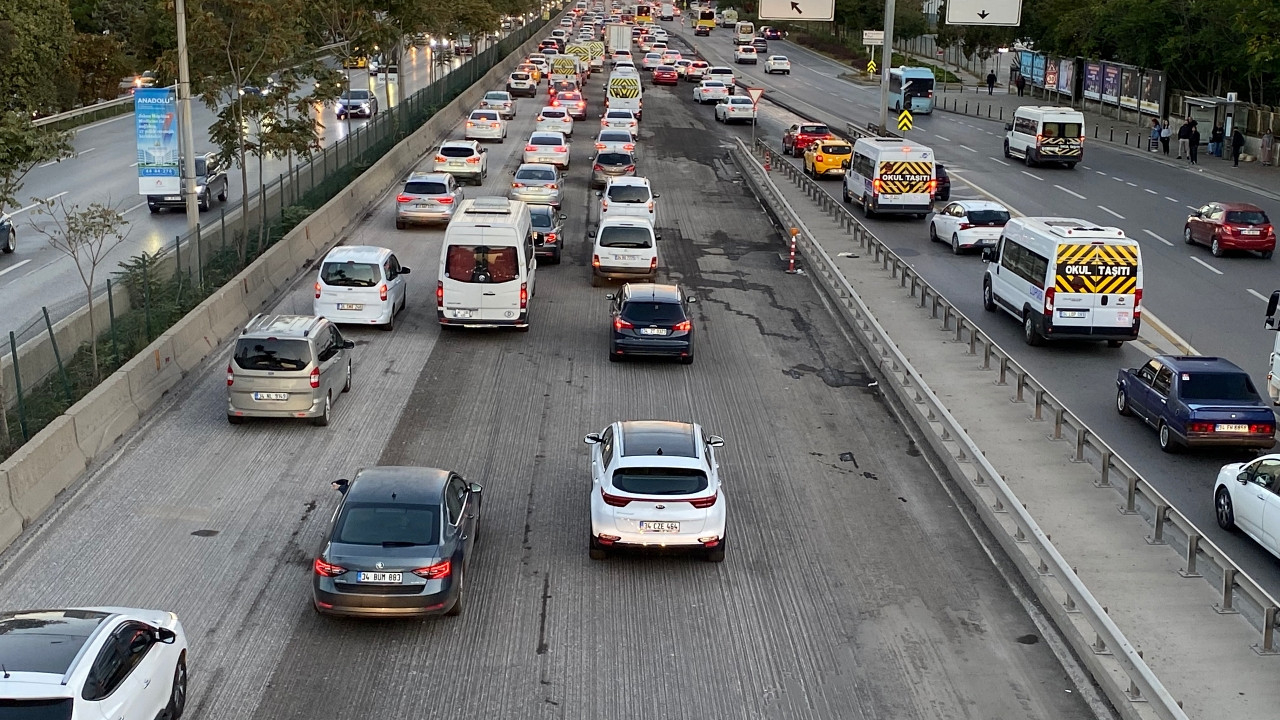 Yola çıkacaklar dikkat! İstanbul'da cuma trafiği! Yoğunluk yüzde 55'i geçti...