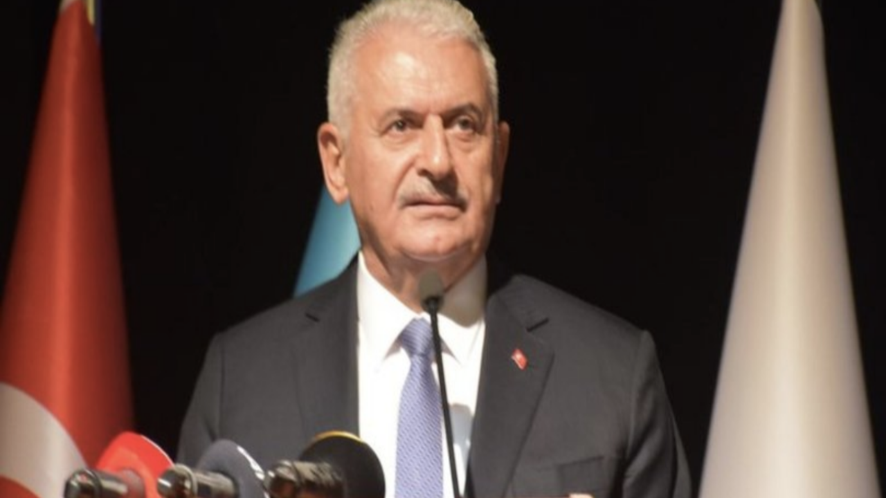 Binali Yıldırım ile AK Parti Milletvekili Şamil Ayrım'ı taşıyan araç kaza yaptı