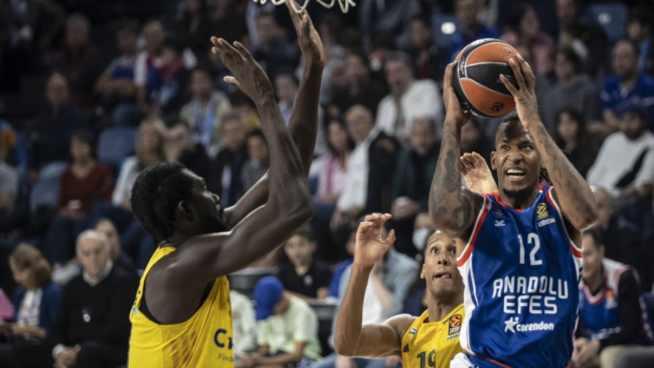Şampiyon Anadolu Efes EuroLeague'de Alba Berlin'i ezdi geçti! Galibiyet hasreti sona erdi...