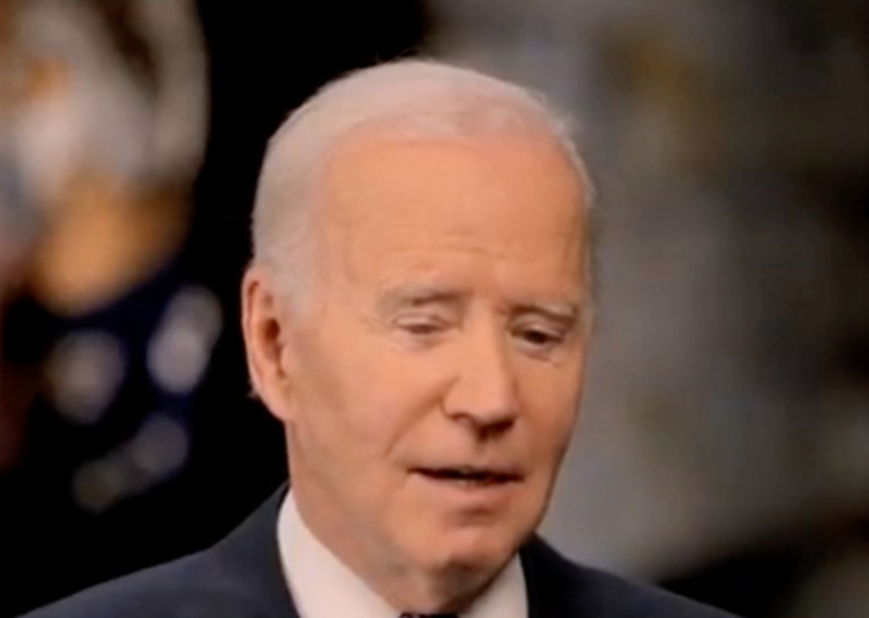 Biden röportaj verirken uyukladı!