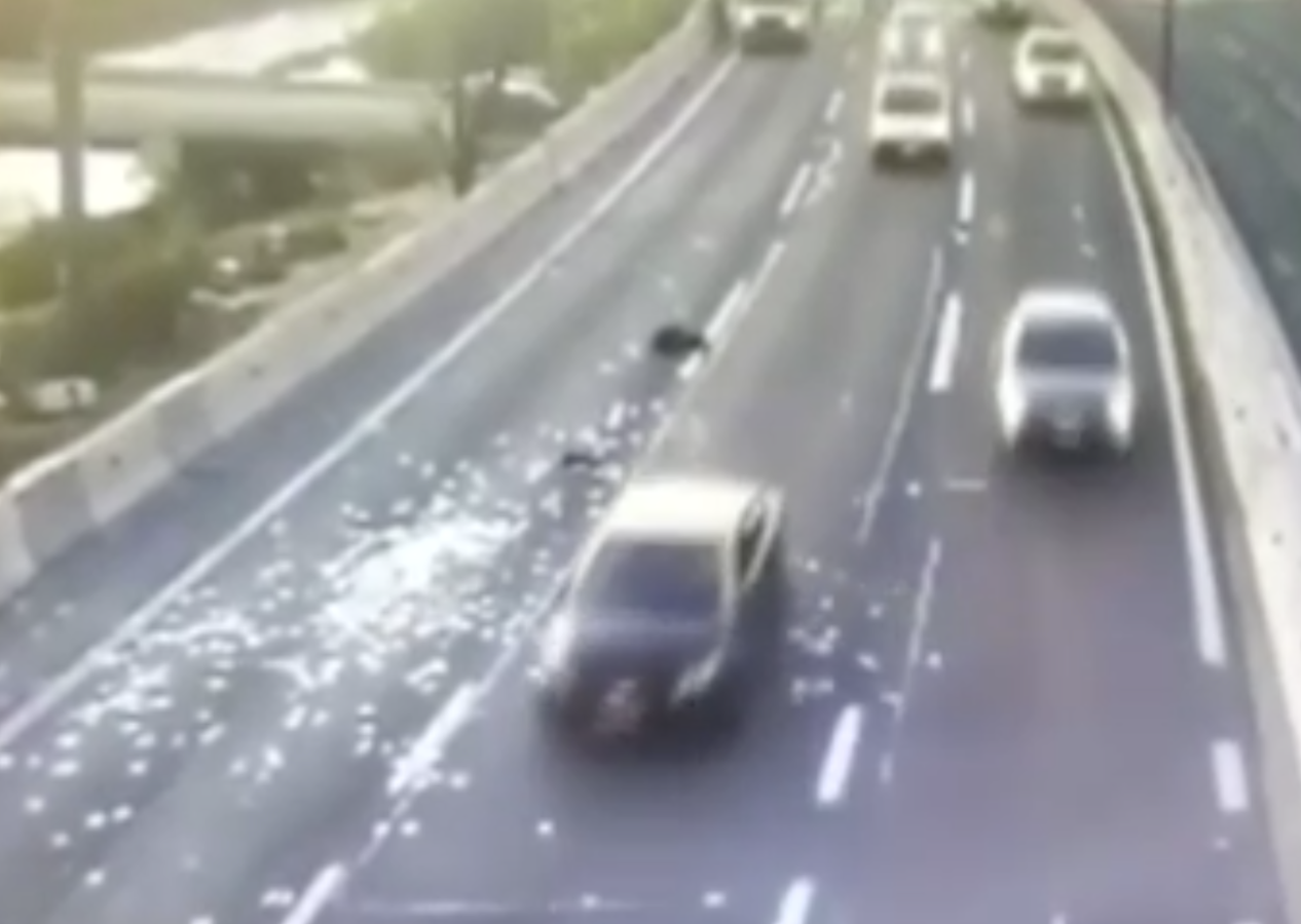 Polisten kaçarken yolda paralar saçıldı
