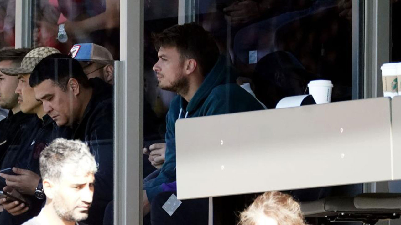 Adem Llajic tribünde