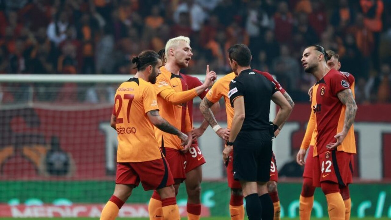 Cimbom'a son dakikada bir kırmızı kart daha! Galatasaray, Alanyaspor karşısında 9 kişi kaldı...