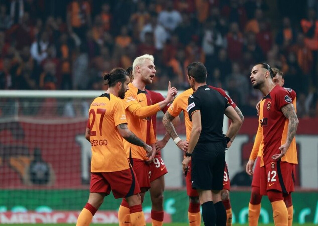Cimbom'a son dakikada bir kırmızı kart daha! Galatasaray, Alanyaspor karşısında 9 kişi kaldı...