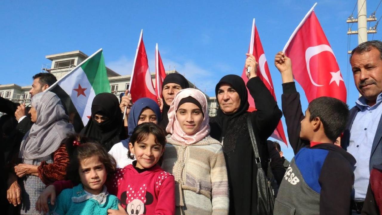 Türkiye Suriyelileri zorla gönderiyor!
