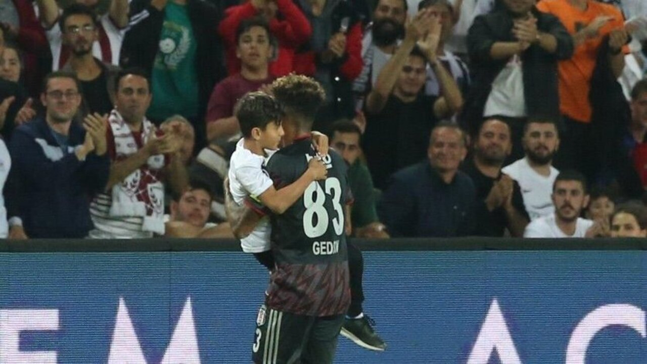 Hatayspor - Beşiktaş maçında ilginç anlar! Sahaya giren minik taraftarı Gedson çıkardı
