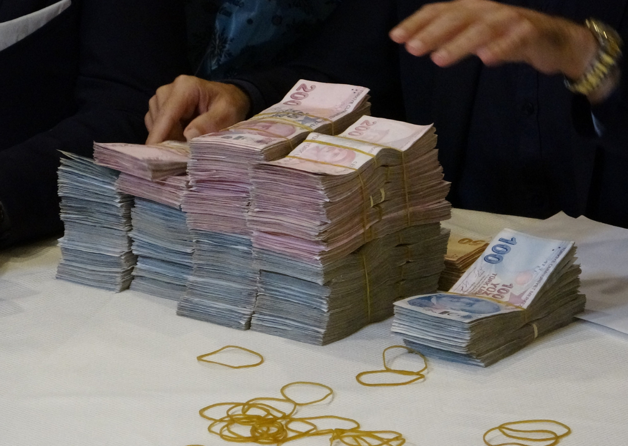 Van’da aşiret düğünü: Milyonlarca lira takıldı