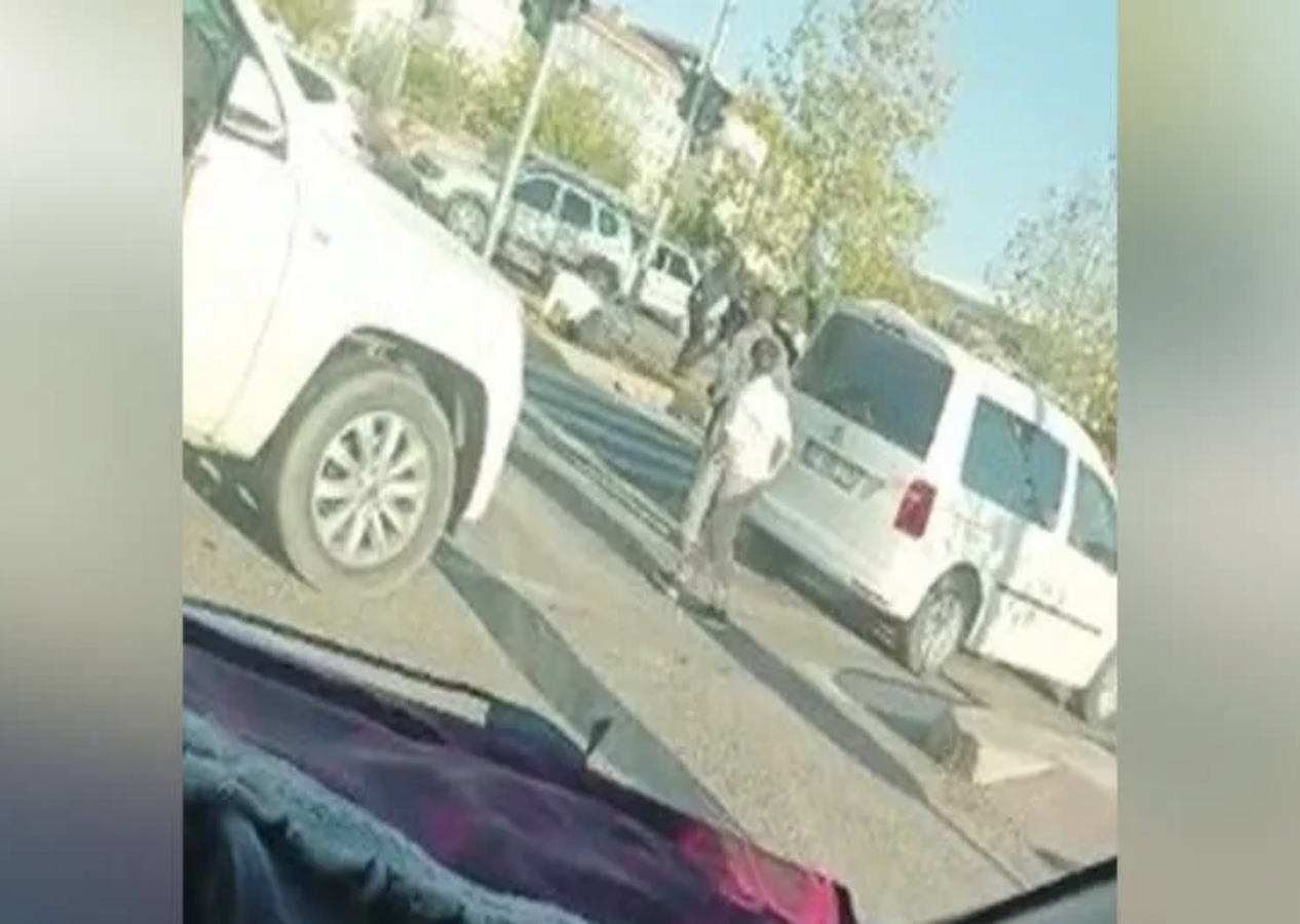 Okul önünde silahlar konuştu! Çocuklar çatışmanın ortasında kaldı!