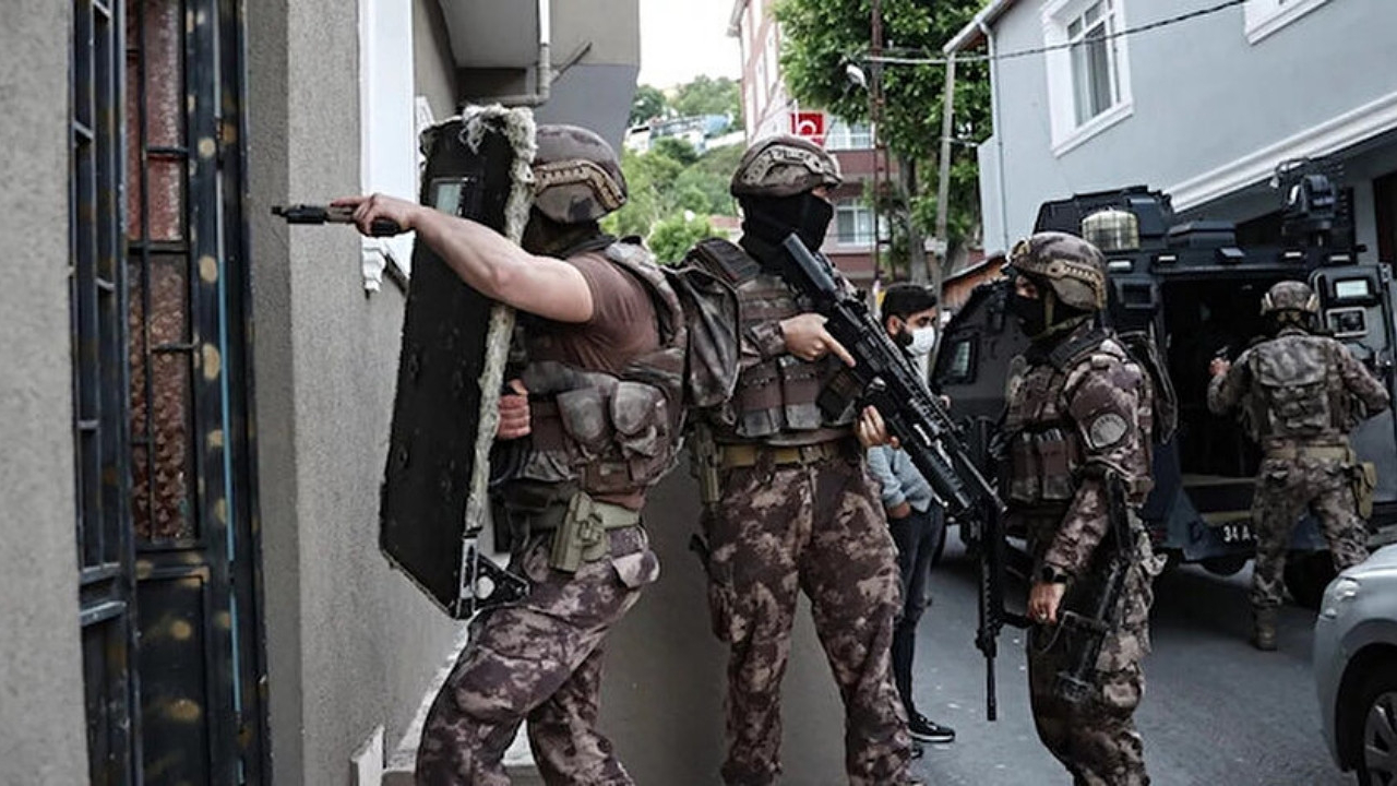 Mersin'de 200 polis ile eş zamanlı PKK/KCK-YPG baskını! Adreslere "koçbaşı" ile girildi...