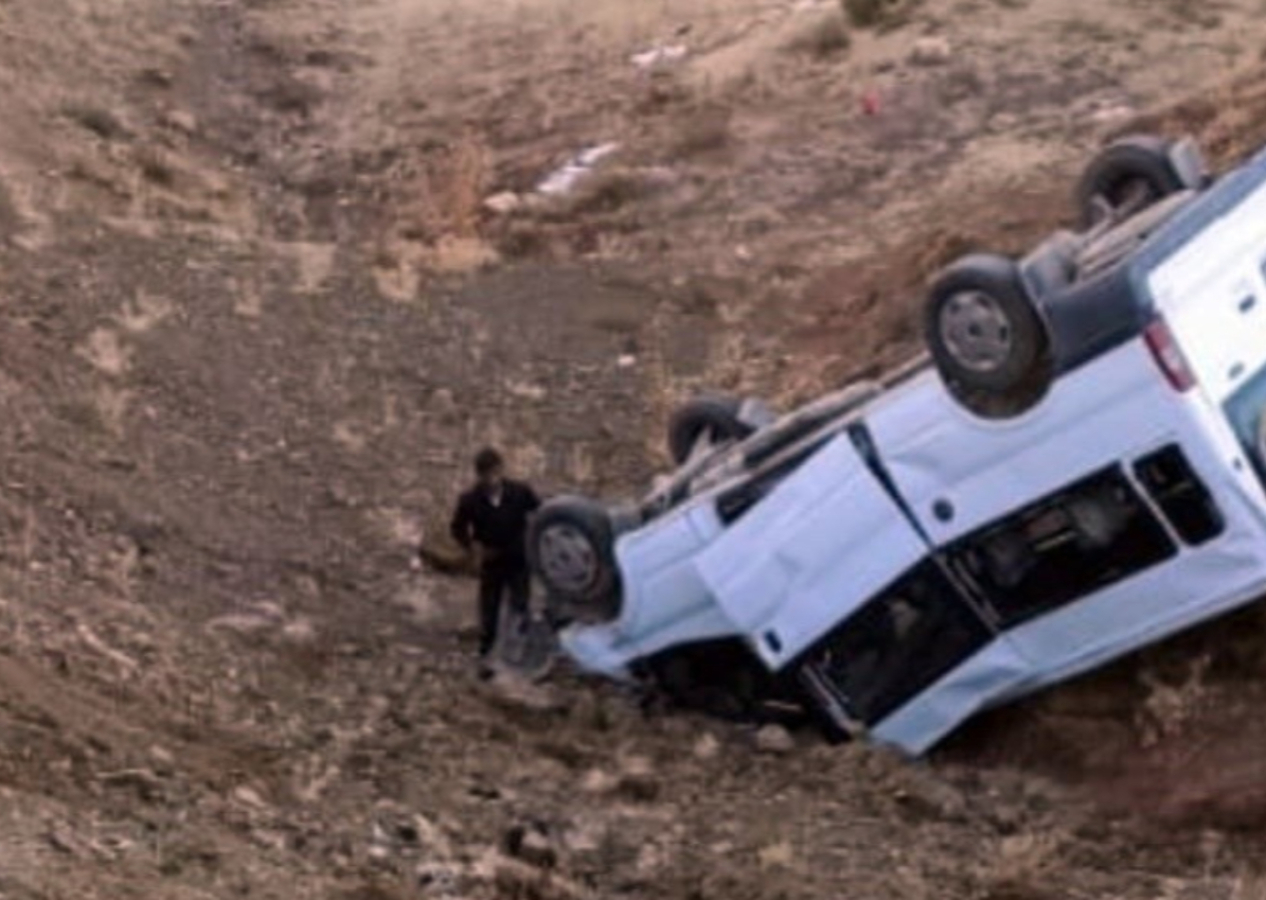 Minibüs uçuruma devrildi: 11 öğrenci yaralı