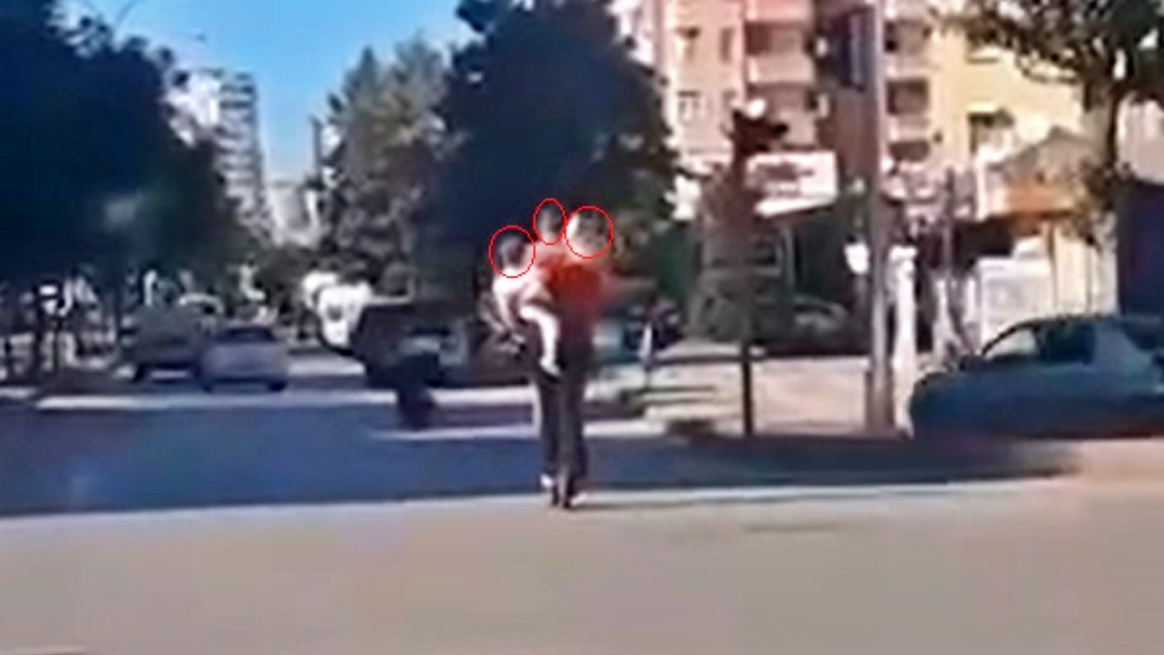 Bebek kucakta tehlikeli scooter yolculuğu! Büyük tepki çekti...