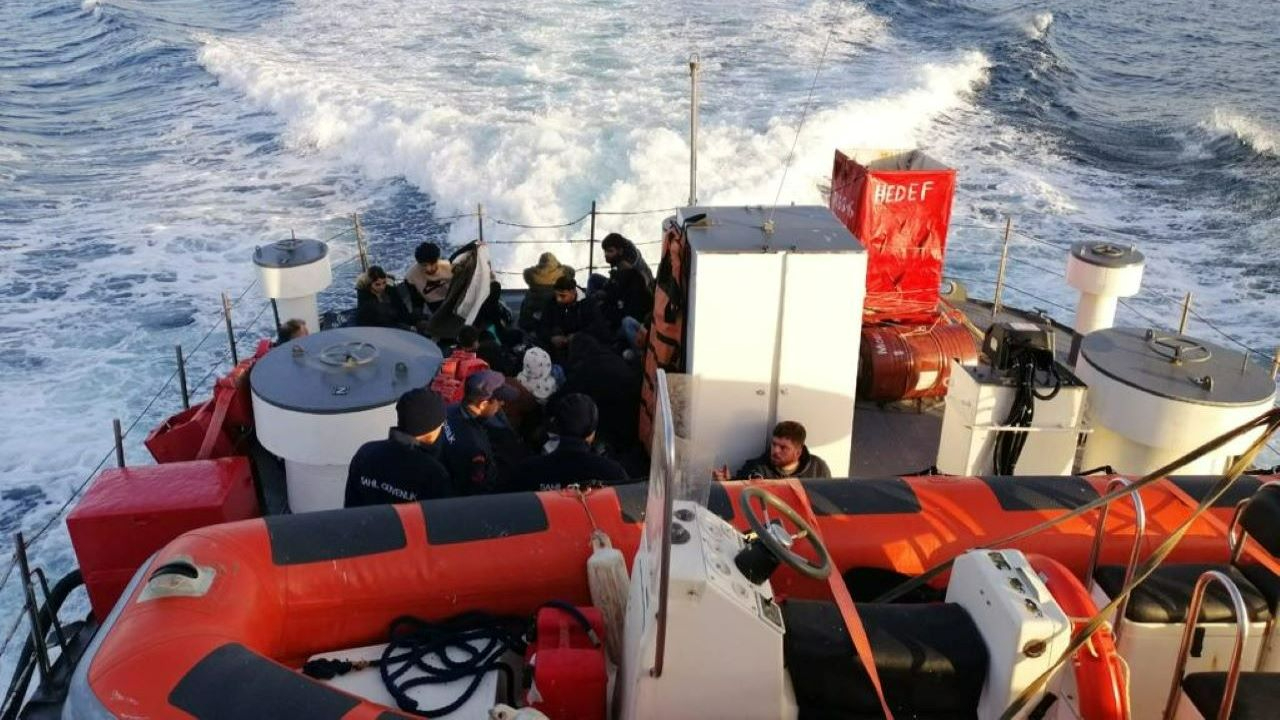 Muğla ve Çanakkale’de düzensiz göçmen operasyonu: Plastik botla kaçma isteyen göçmenler kurtarıldı