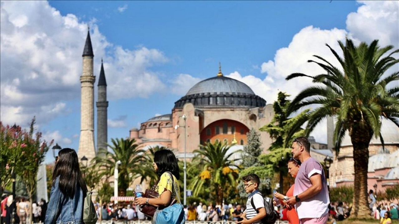 Cari açığa ilaç! Turizm gelirleri revize edildi: 44 milyar dolar
