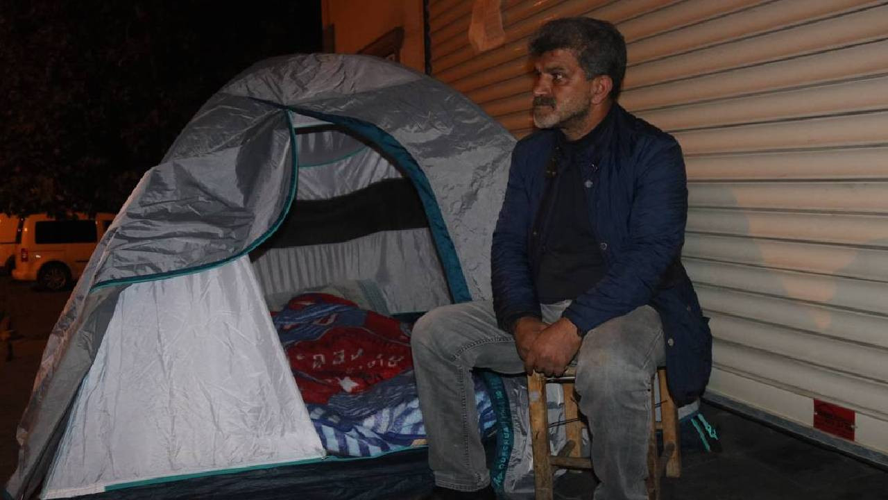 Çaresiz baba çocuk hırsızlarının kapısında bekliyor!