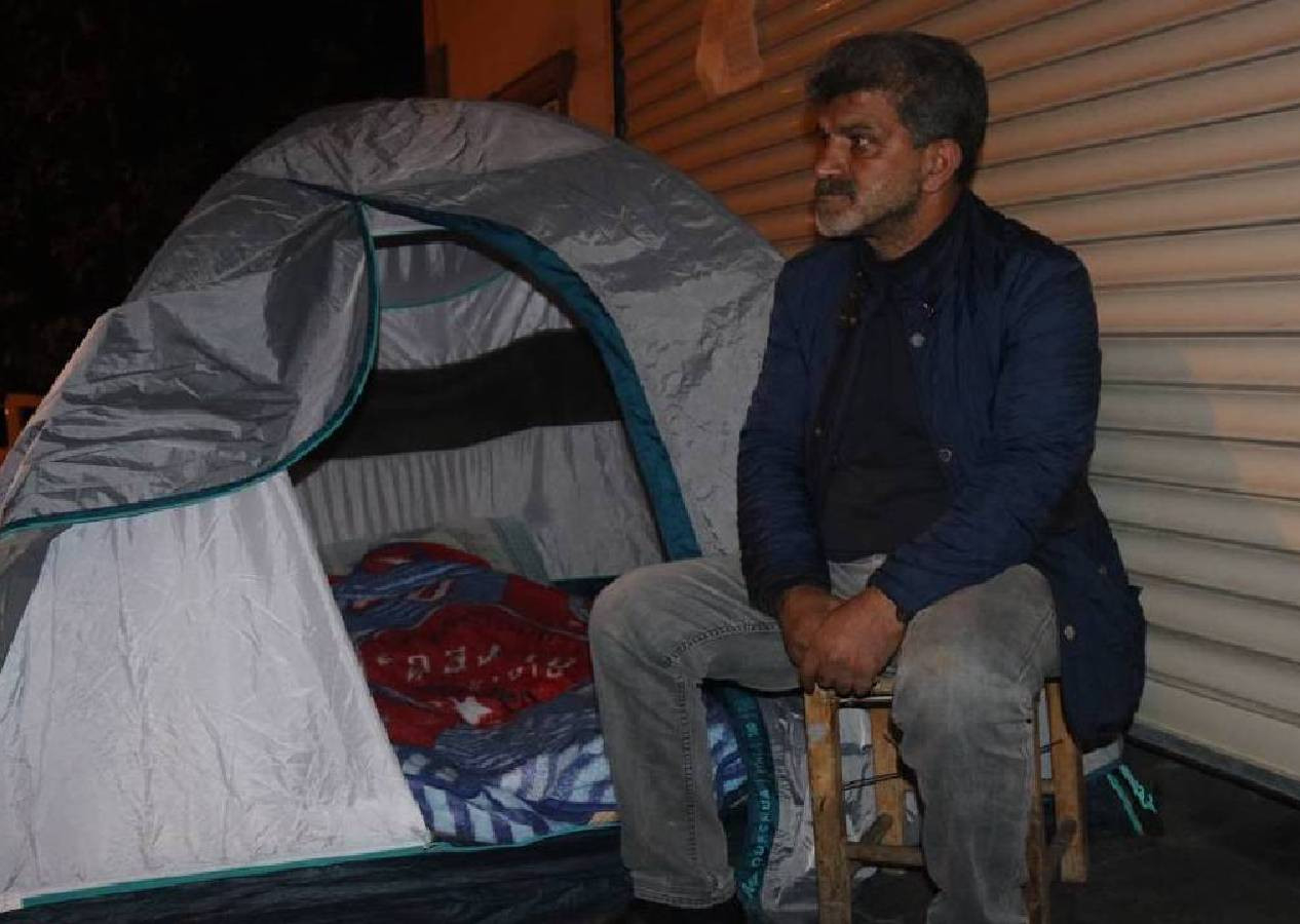 Çaresiz baba çocuk hırsızlarının kapısında bekliyor!
