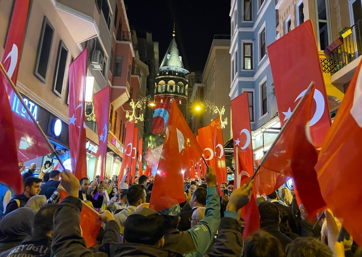 Beyoğlu’nda Cumhuriyetin 99. yılına özel fener alayı yürüyüşü!
