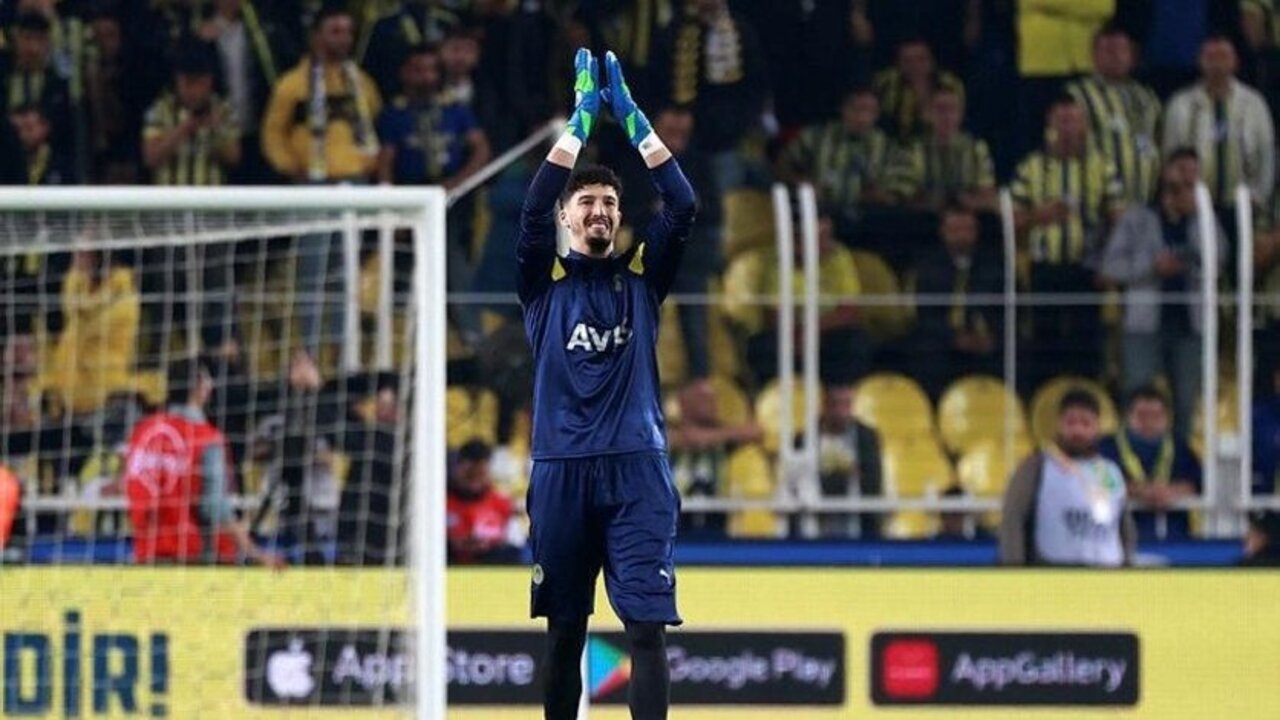 Fenerbahçe - Rennes maçında Altay Bayındır'a şok tepki! Tribünlerden ıslıklar yükseldi...