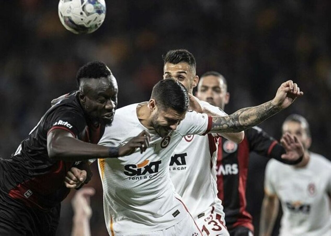 Karagümrük - Galatasaray maçında gol VAR'dan döndü! Victor Nelsson'un son vuruşu değer kazanmadı...