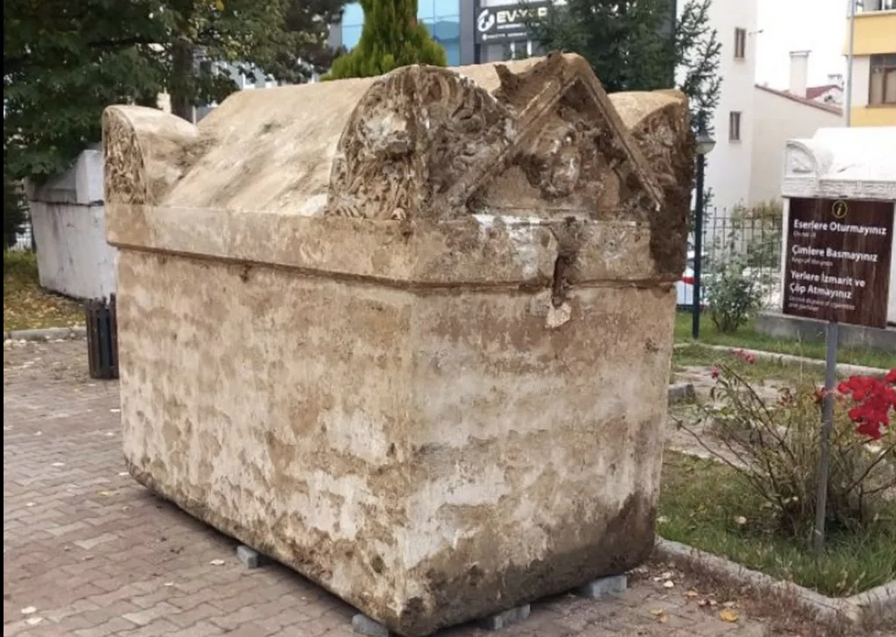 Bahçe duvarı kazısında bulundu... Kapağını müze yetkilileri açacak